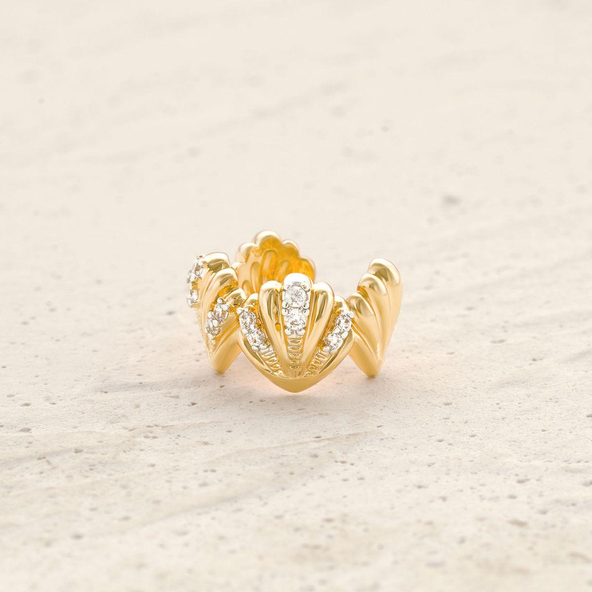 Detailed view of MYEARS® clam shell ear cuff highlighting the 14K gold finish and clam shell design, adjustable ear cuff for women.