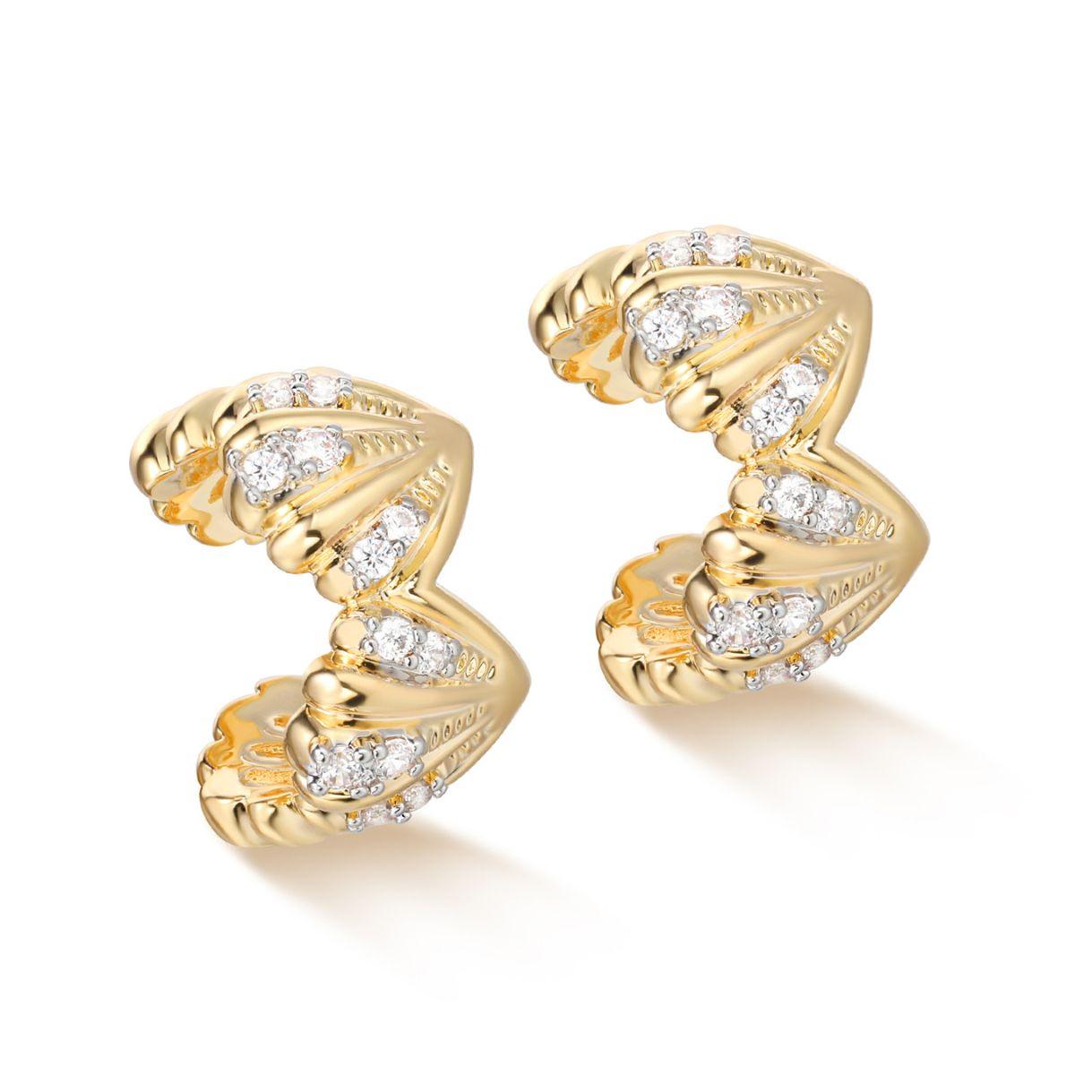 MYEARS® clam shell ear cuff for women, 14K gold ear cuff with clam shell design, stylish and elegant jewelry gift for everyday wear.