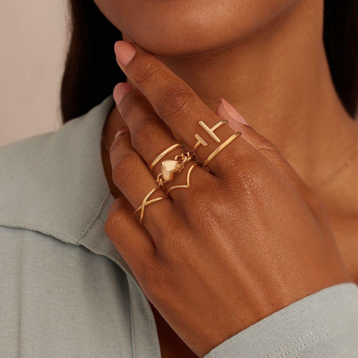 MYEARS® gold heart nugget chain ring worn by model, stylish and elegant ring for women, suitable as a gift and for everyday wear