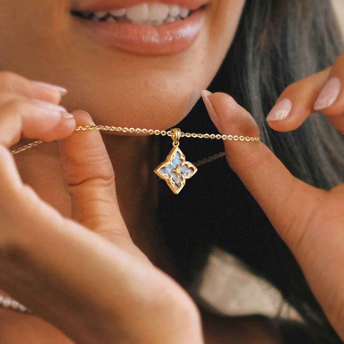 MYEARS Four Leaf Clover Pendant Necklace in gold worn by woman, elegant and lucky necklace suitable for everyday wear