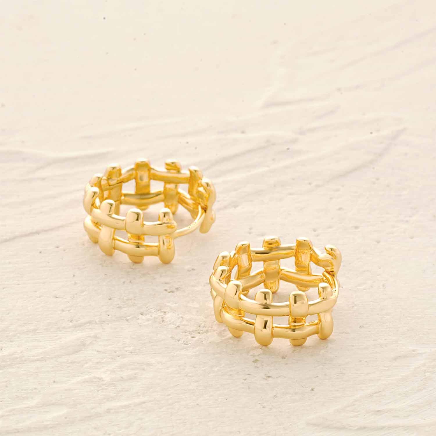 Lifestyle image of MYEARS® Braided Hoop Earrings, 14K gold plated, elegant braided hoops for women, stylish jewelry gift, perfect for everyday wear and special occasions.