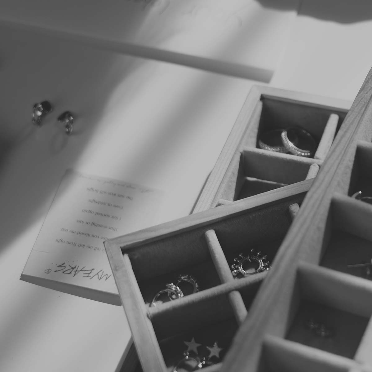 MYEARS® gold hoop earrings displayed in an elegant jewelry box, the perfect gift for women and ideal for everyday wear