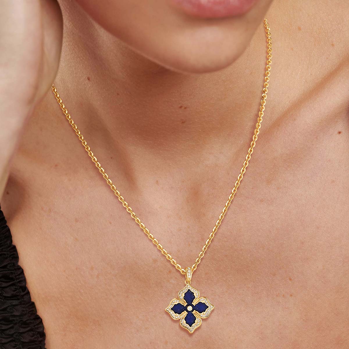 Model wearing MYEARS Four Leaf Clover Flower Pendant Necklace in gold, elegant and lucky design for women, perfect for everyday wear