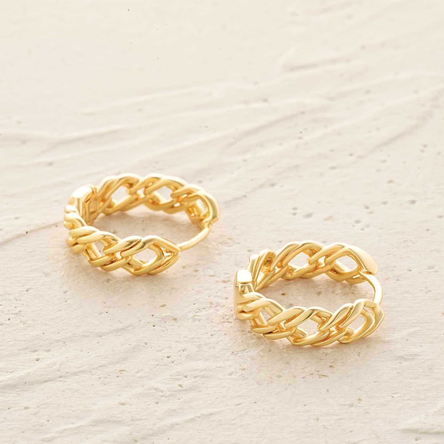 Detailed view of MYEARS® Link Huggie Hoop Earrings showcasing the linked hoop structure, smooth gold surface, and refined craftsmanship