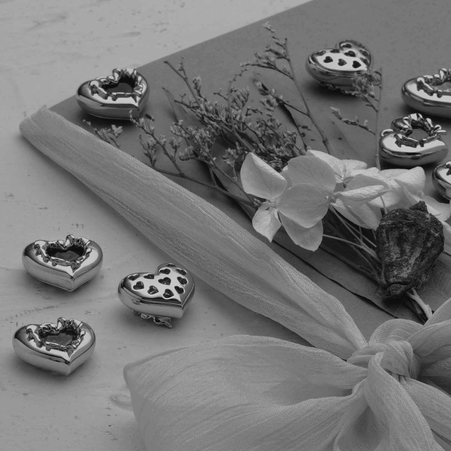 MYEARS® heart jewelry in gold, elegant and dainty design, perfect gift for women, ideal for everyday wear