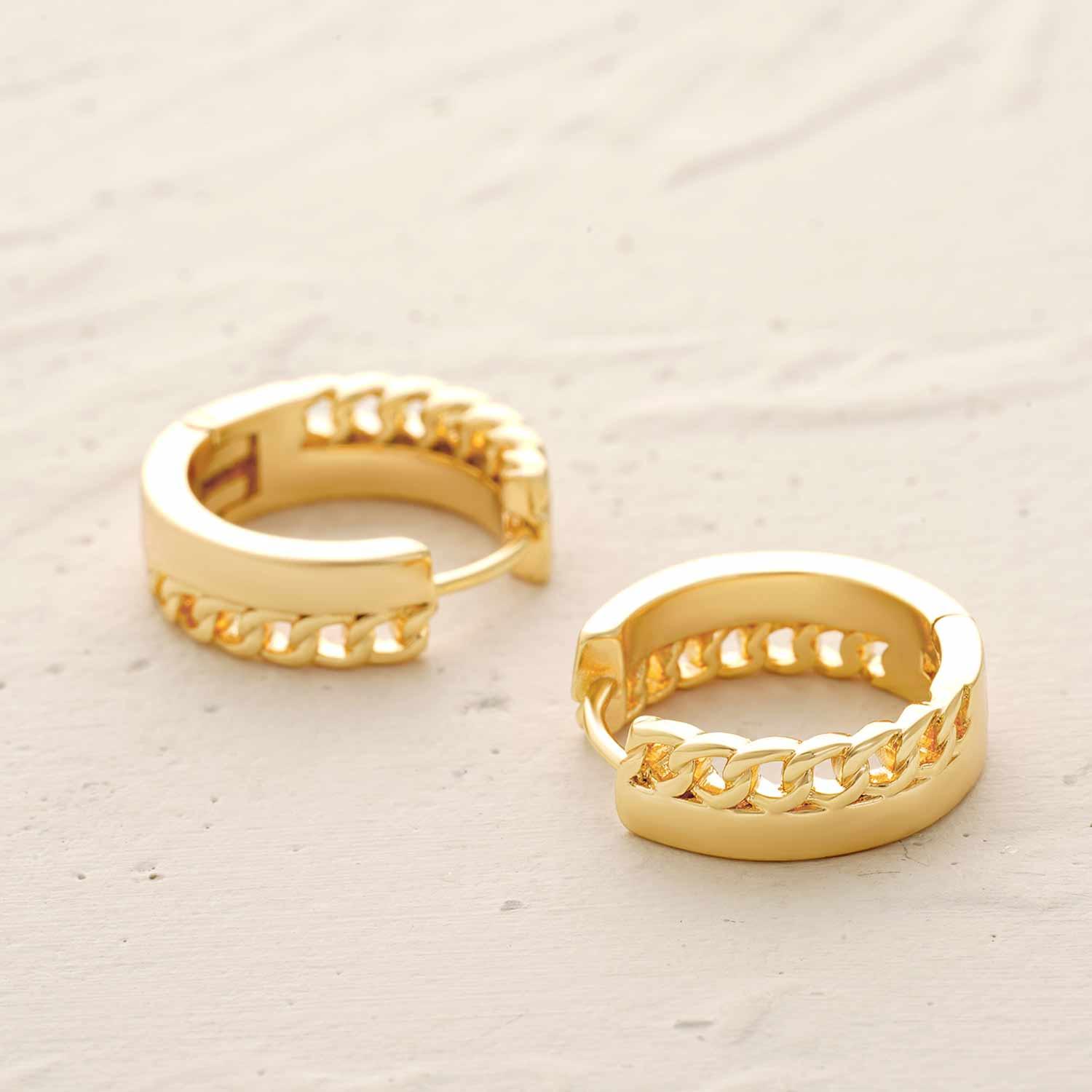 Close-up of a model wearing MYEARS® Link Huggie Earrings, 14K gold, showing linked hoop detail, chic and modern earrings for women, perfect gift and everyday wear accessory.