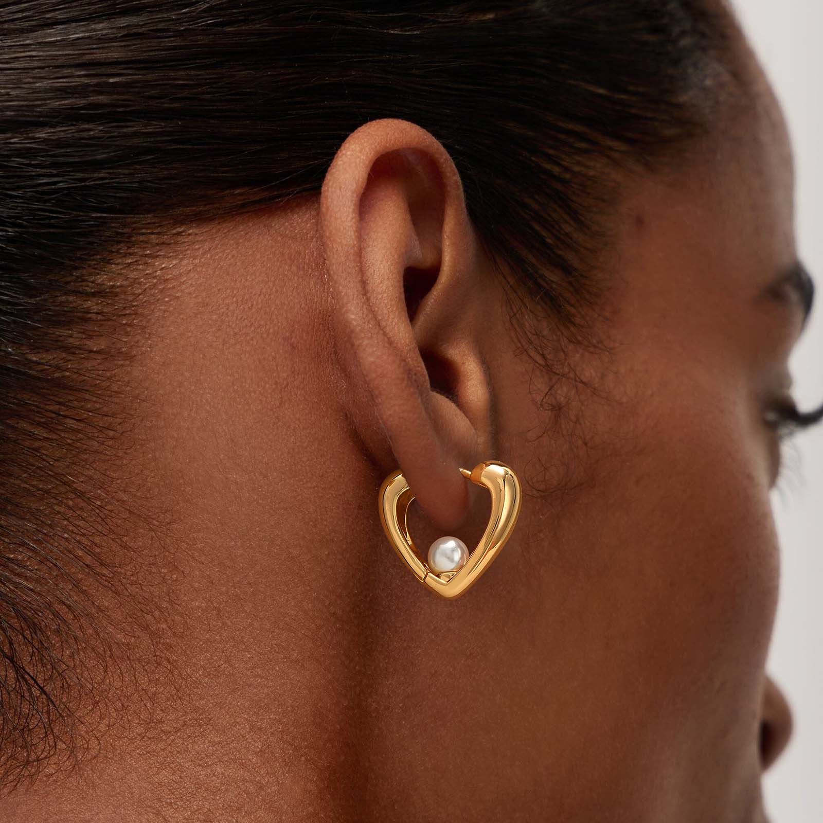 Myears® heart-shaped pearl earrings, elegant everyday pearl earrings for women, romantic heart jewelry style.